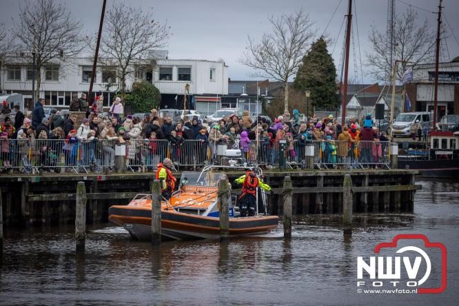 Grote drukte rond de haven in Elburg: Sinterklaas warm onthaald door talloze kinderen. - © NWVFoto.nl