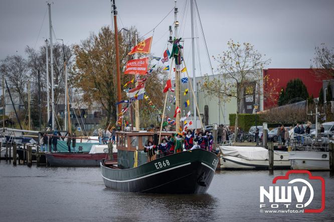 Grote drukte rond de haven in Elburg: Sinterklaas warm onthaald door talloze kinderen. - © NWVFoto.nl