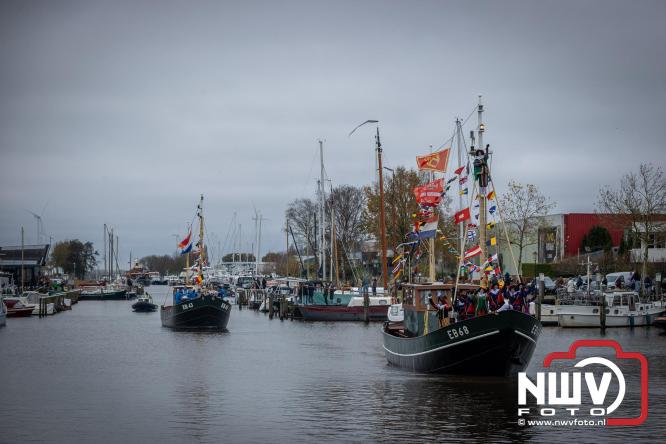 Grote drukte rond de haven in Elburg: Sinterklaas warm onthaald door talloze kinderen. - © NWVFoto.nl