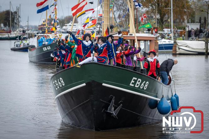 Grote drukte rond de haven in Elburg: Sinterklaas warm onthaald door talloze kinderen. - © NWVFoto.nl