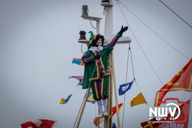Grote drukte rond de haven in Elburg: Sinterklaas warm onthaald door talloze kinderen. - © NWVFoto.nl