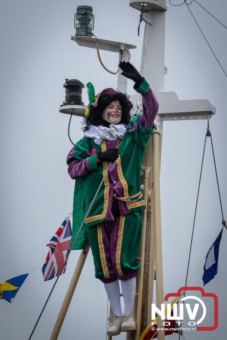 Grote drukte rond de haven in Elburg: Sinterklaas warm onthaald door talloze kinderen. - © NWVFoto.nl