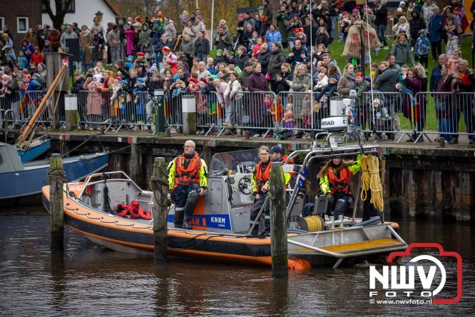 Grote drukte rond de haven in Elburg: Sinterklaas warm onthaald door talloze kinderen. - © NWVFoto.nl