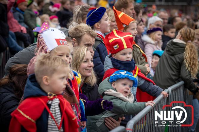 Grote drukte rond de haven in Elburg: Sinterklaas warm onthaald door talloze kinderen. - © NWVFoto.nl