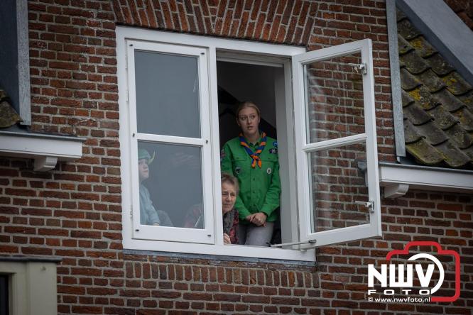 Grote drukte rond de haven in Elburg: Sinterklaas warm onthaald door talloze kinderen. - © NWVFoto.nl