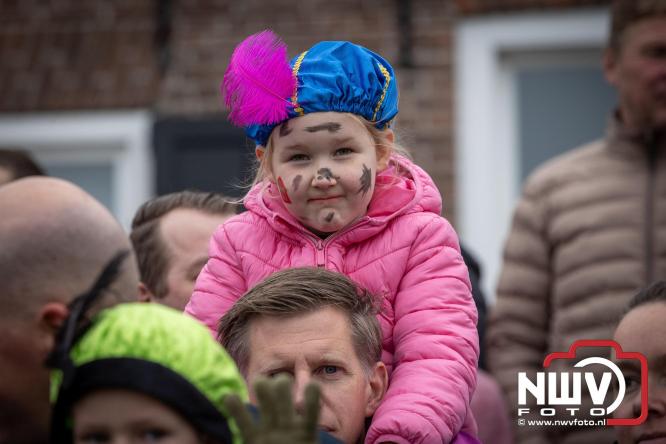 Grote drukte rond de haven in Elburg: Sinterklaas warm onthaald door talloze kinderen. - © NWVFoto.nl