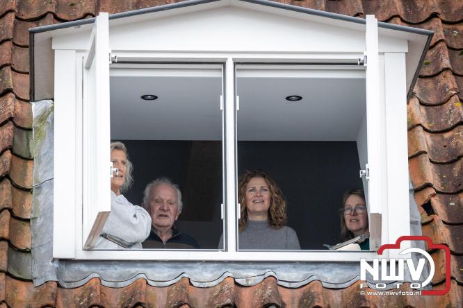 Grote drukte rond de haven in Elburg: Sinterklaas warm onthaald door talloze kinderen. - © NWVFoto.nl