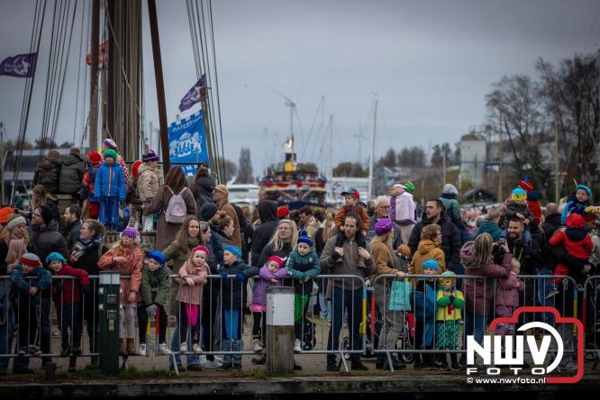 Grote drukte rond de haven in Elburg: Sinterklaas warm onthaald door talloze kinderen. - © NWVFoto.nl