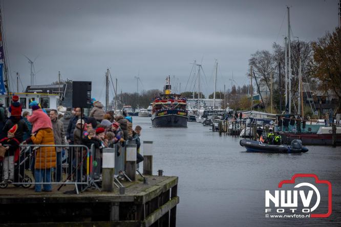 Grote drukte rond de haven in Elburg: Sinterklaas warm onthaald door talloze kinderen. - © NWVFoto.nl