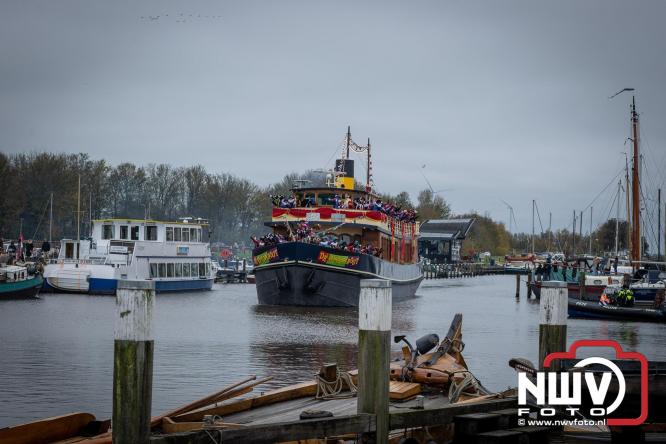 Grote drukte rond de haven in Elburg: Sinterklaas warm onthaald door talloze kinderen. - © NWVFoto.nl