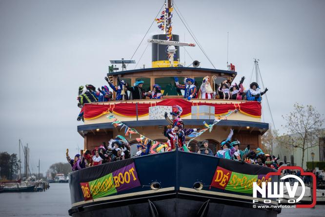 Grote drukte rond de haven in Elburg: Sinterklaas warm onthaald door talloze kinderen. - © NWVFoto.nl