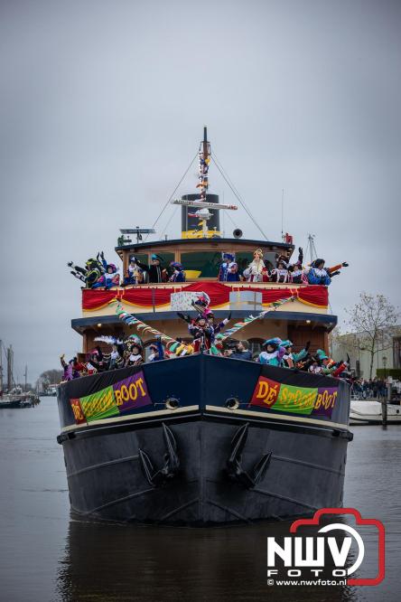 Grote drukte rond de haven in Elburg: Sinterklaas warm onthaald door talloze kinderen. - © NWVFoto.nl