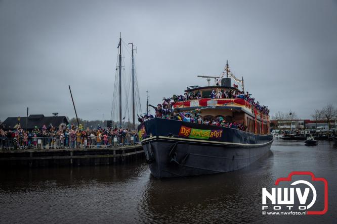 Grote drukte rond de haven in Elburg: Sinterklaas warm onthaald door talloze kinderen. - © NWVFoto.nl