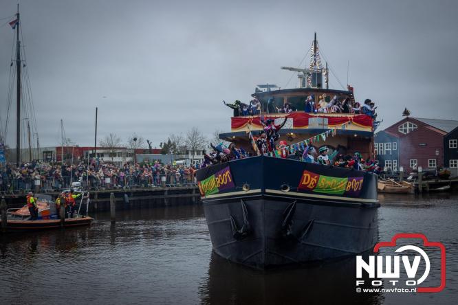 Grote drukte rond de haven in Elburg: Sinterklaas warm onthaald door talloze kinderen. - © NWVFoto.nl