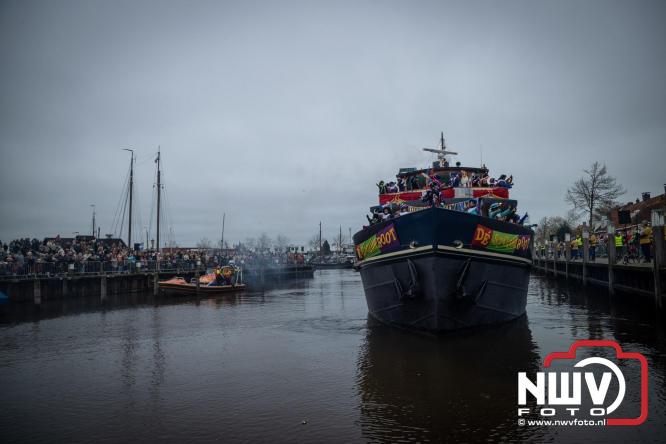 Grote drukte rond de haven in Elburg: Sinterklaas warm onthaald door talloze kinderen. - © NWVFoto.nl
