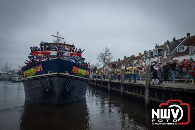 Grote drukte rond de haven in Elburg: Sinterklaas warm onthaald door talloze kinderen. - © NWVFoto.nl