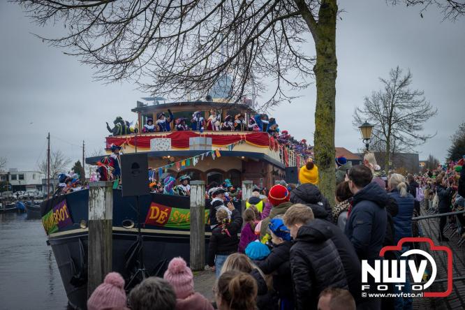 Grote drukte rond de haven in Elburg: Sinterklaas warm onthaald door talloze kinderen. - © NWVFoto.nl