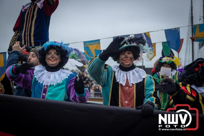 Grote drukte rond de haven in Elburg: Sinterklaas warm onthaald door talloze kinderen. - © NWVFoto.nl