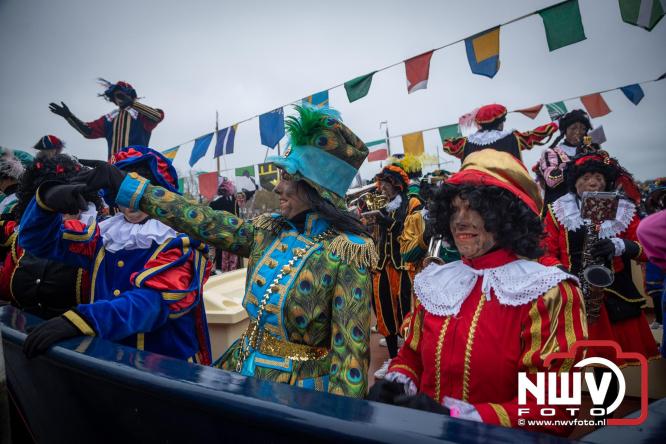 Grote drukte rond de haven in Elburg: Sinterklaas warm onthaald door talloze kinderen. - © NWVFoto.nl