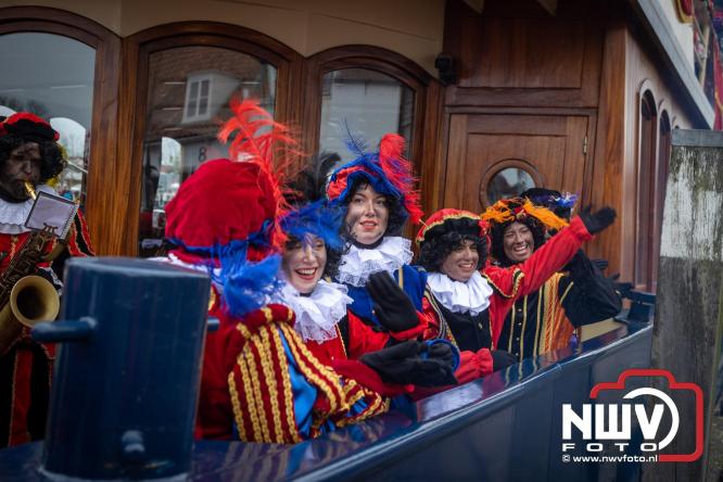 Grote drukte rond de haven in Elburg: Sinterklaas warm onthaald door talloze kinderen. - © NWVFoto.nl