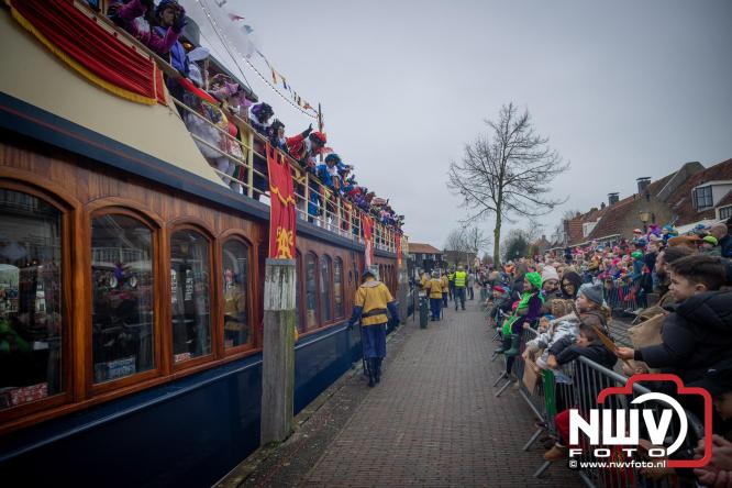 Grote drukte rond de haven in Elburg: Sinterklaas warm onthaald door talloze kinderen. - © NWVFoto.nl