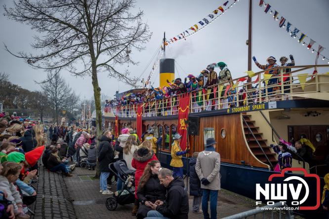 Grote drukte rond de haven in Elburg: Sinterklaas warm onthaald door talloze kinderen. - © NWVFoto.nl