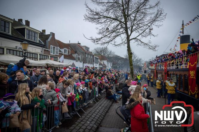 Grote drukte rond de haven in Elburg: Sinterklaas warm onthaald door talloze kinderen. - © NWVFoto.nl