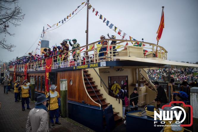 Grote drukte rond de haven in Elburg: Sinterklaas warm onthaald door talloze kinderen. - © NWVFoto.nl
