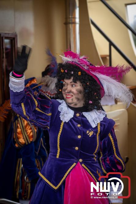 Grote drukte rond de haven in Elburg: Sinterklaas warm onthaald door talloze kinderen. - © NWVFoto.nl