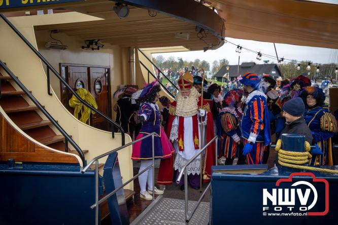 Grote drukte rond de haven in Elburg: Sinterklaas warm onthaald door talloze kinderen. - © NWVFoto.nl