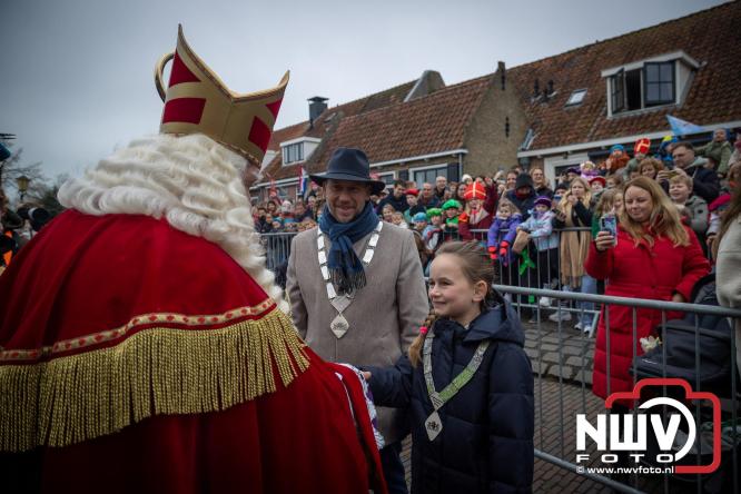 Grote drukte rond de haven in Elburg: Sinterklaas warm onthaald door talloze kinderen. - © NWVFoto.nl