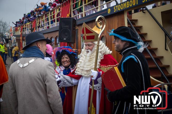Grote drukte rond de haven in Elburg: Sinterklaas warm onthaald door talloze kinderen. - © NWVFoto.nl