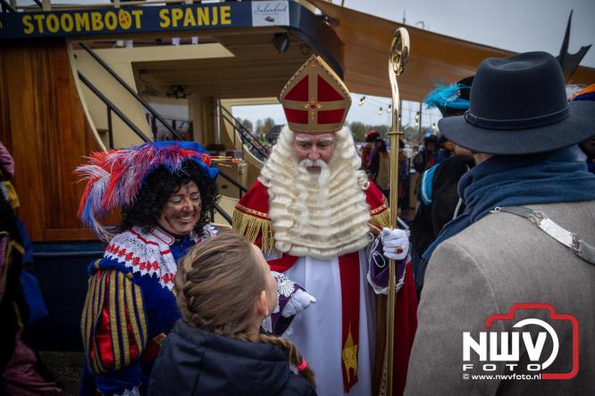 Grote drukte rond de haven in Elburg: Sinterklaas warm onthaald door talloze kinderen. - © NWVFoto.nl
