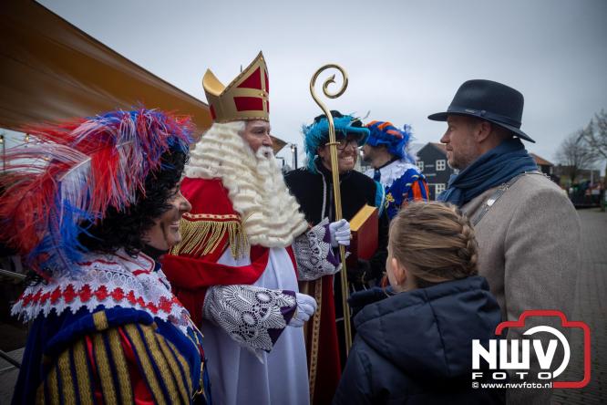 Grote drukte rond de haven in Elburg: Sinterklaas warm onthaald door talloze kinderen. - © NWVFoto.nl