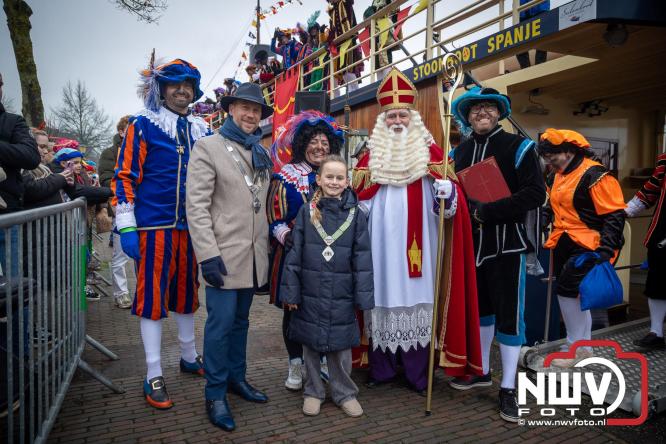 Grote drukte rond de haven in Elburg: Sinterklaas warm onthaald door talloze kinderen. - © NWVFoto.nl