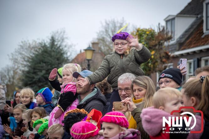 Grote drukte rond de haven in Elburg: Sinterklaas warm onthaald door talloze kinderen. - © NWVFoto.nl