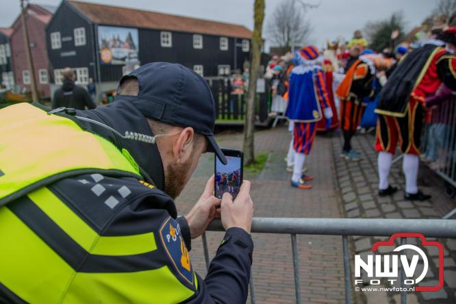 Grote drukte rond de haven in Elburg: Sinterklaas warm onthaald door talloze kinderen. - © NWVFoto.nl