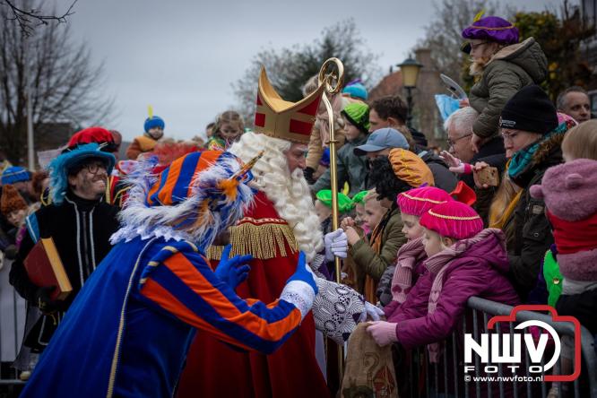 Grote drukte rond de haven in Elburg: Sinterklaas warm onthaald door talloze kinderen. - © NWVFoto.nl