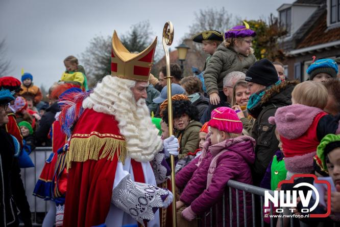 Grote drukte rond de haven in Elburg: Sinterklaas warm onthaald door talloze kinderen. - © NWVFoto.nl