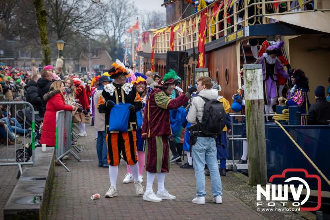 Grote drukte rond de haven in Elburg: Sinterklaas warm onthaald door talloze kinderen. - © NWVFoto.nl
