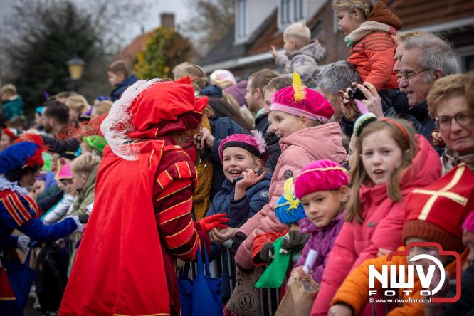 Grote drukte rond de haven in Elburg: Sinterklaas warm onthaald door talloze kinderen. - © NWVFoto.nl