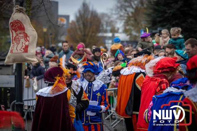 Grote drukte rond de haven in Elburg: Sinterklaas warm onthaald door talloze kinderen. - © NWVFoto.nl