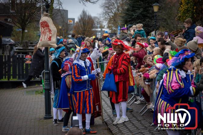 Grote drukte rond de haven in Elburg: Sinterklaas warm onthaald door talloze kinderen. - © NWVFoto.nl