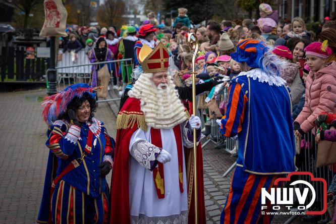 Grote drukte rond de haven in Elburg: Sinterklaas warm onthaald door talloze kinderen. - © NWVFoto.nl