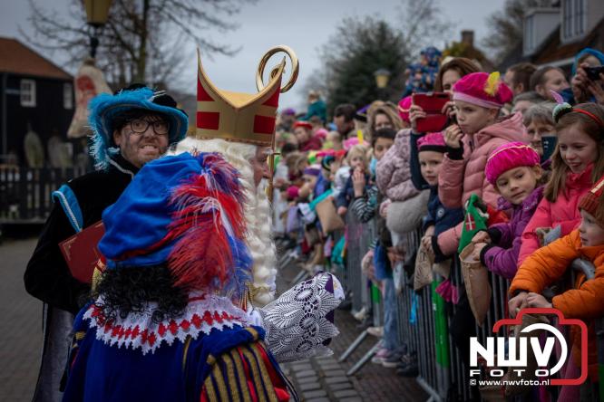 Grote drukte rond de haven in Elburg: Sinterklaas warm onthaald door talloze kinderen. - © NWVFoto.nl