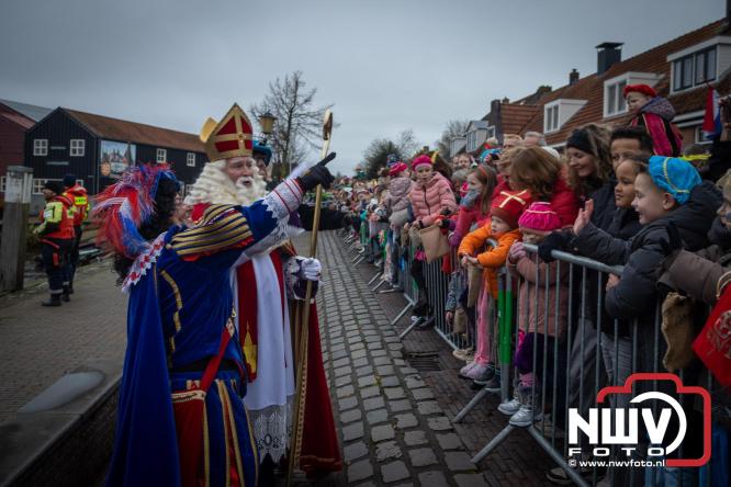 Grote drukte rond de haven in Elburg: Sinterklaas warm onthaald door talloze kinderen. - © NWVFoto.nl