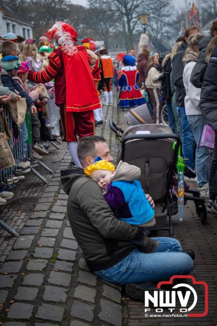 Grote drukte rond de haven in Elburg: Sinterklaas warm onthaald door talloze kinderen. - © NWVFoto.nl