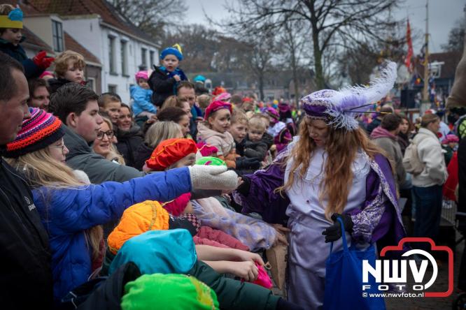 Grote drukte rond de haven in Elburg: Sinterklaas warm onthaald door talloze kinderen. - © NWVFoto.nl