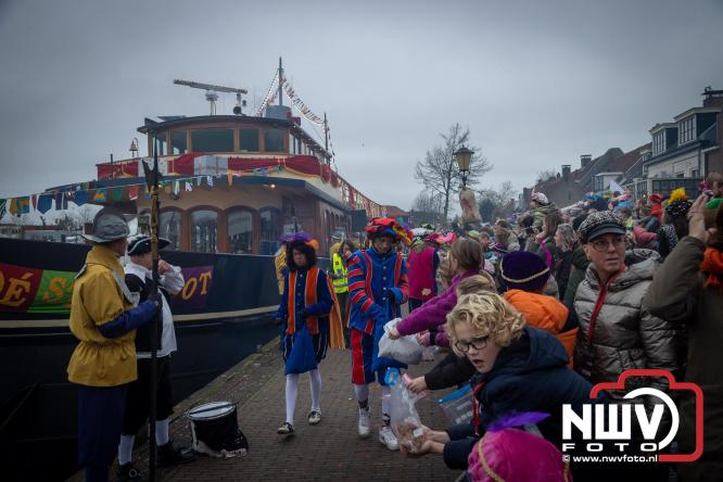 Grote drukte rond de haven in Elburg: Sinterklaas warm onthaald door talloze kinderen. - © NWVFoto.nl