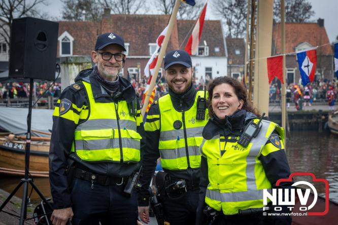 Grote drukte rond de haven in Elburg: Sinterklaas warm onthaald door talloze kinderen. - © NWVFoto.nl